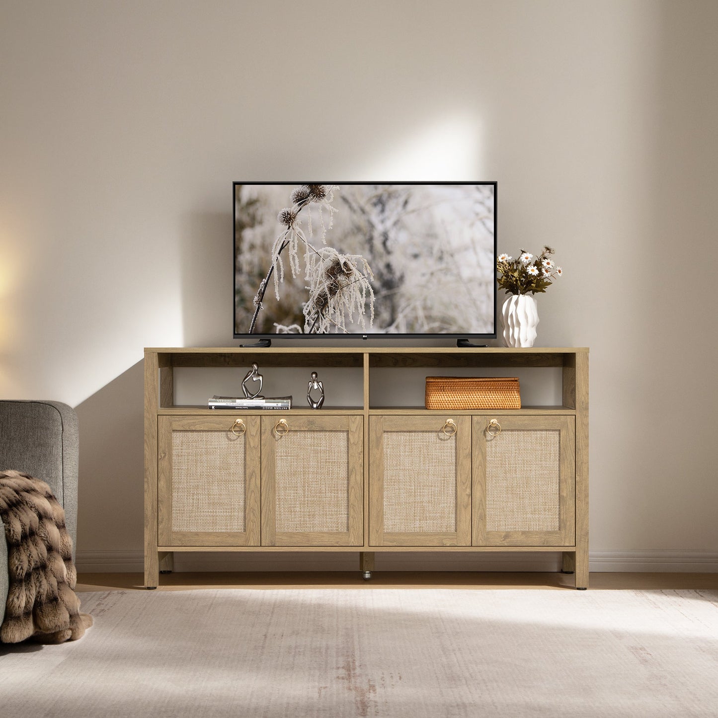 Meuble TV en rotin SICOTAS pour téléviseurs de 65 pouces, centre de divertissement de 29,5 pouces de hauteur avec 4 portes et étagères réglables, meuble console multimédia Boho avec rangement et étagères ouvertes pour salon, chêne blanc crème-WM