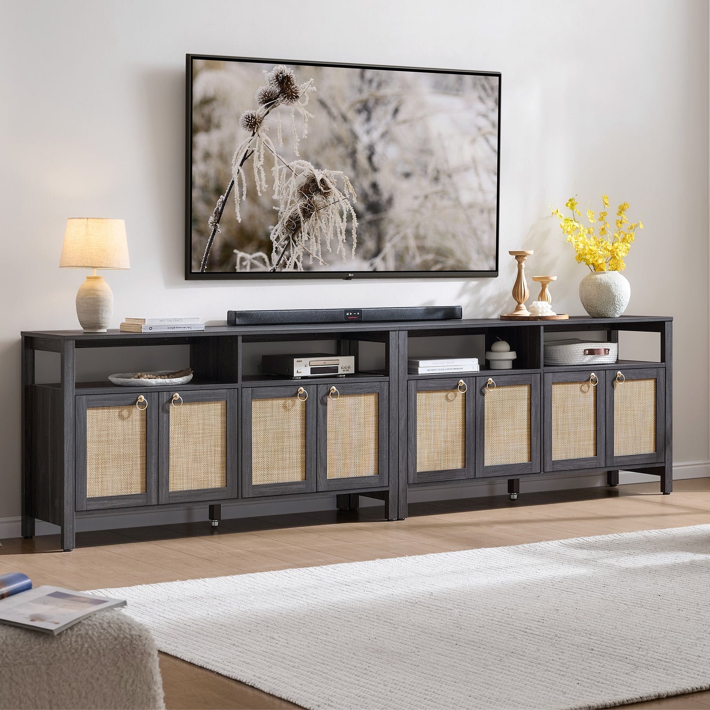 Meuble TV en rotin SICOTAS pour téléviseurs de 65 pouces, centre de divertissement de 29,5 pouces de hauteur avec 4 portes et étagères réglables, meuble console multimédia Boho avec rangement et étagères ouvertes pour salon, chêne blanc crème-WM