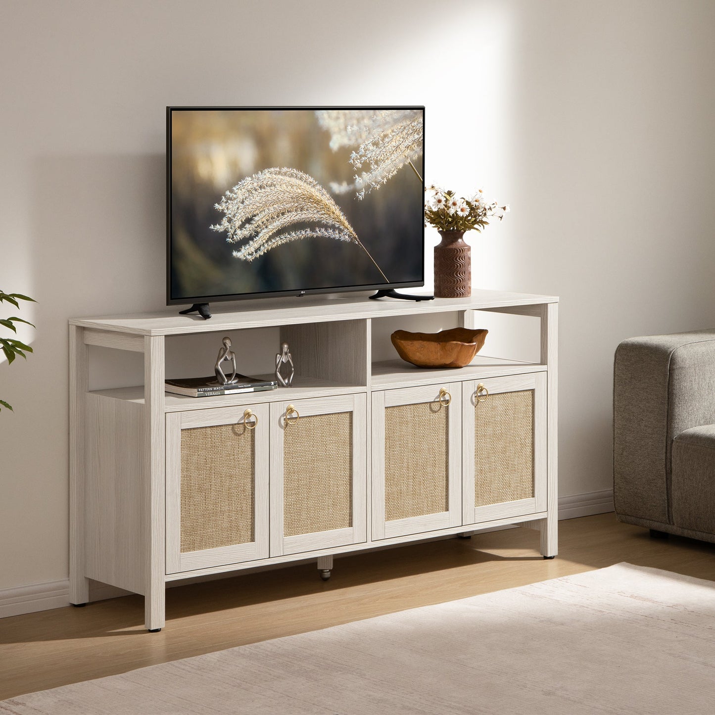 Meuble TV en rotin SICOTAS pour téléviseurs de 65 pouces, centre de divertissement de 29,5 pouces de hauteur avec 4 portes et étagères réglables, meuble console multimédia Boho avec rangement et étagères ouvertes pour salon, chêne blanc crème-WM
