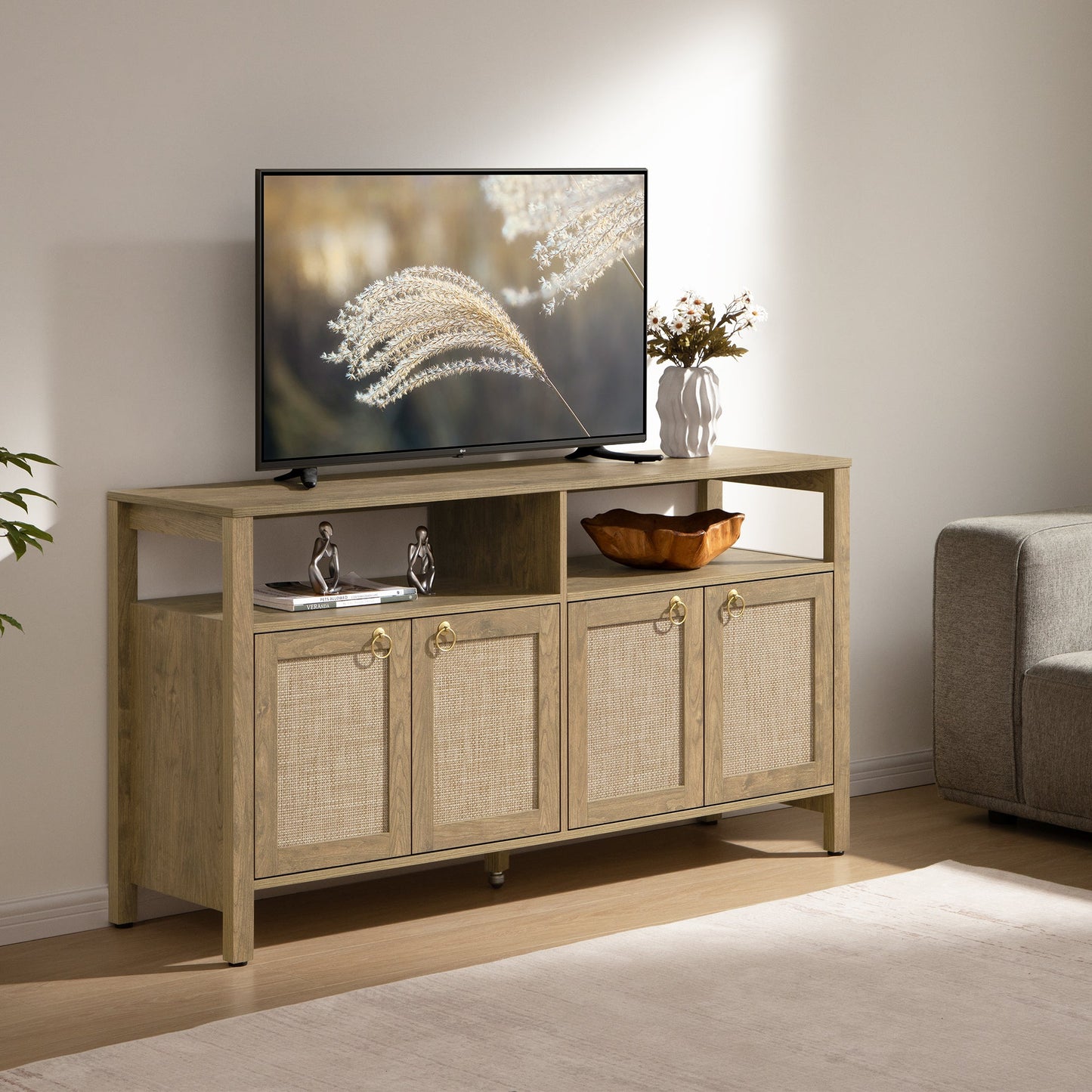 Meuble TV en rotin SICOTAS pour téléviseurs de 65 pouces, centre de divertissement de 29,5 pouces de hauteur avec 4 portes et étagères réglables, meuble console multimédia Boho avec rangement et étagères ouvertes pour salon, chêne blanc crème-WM