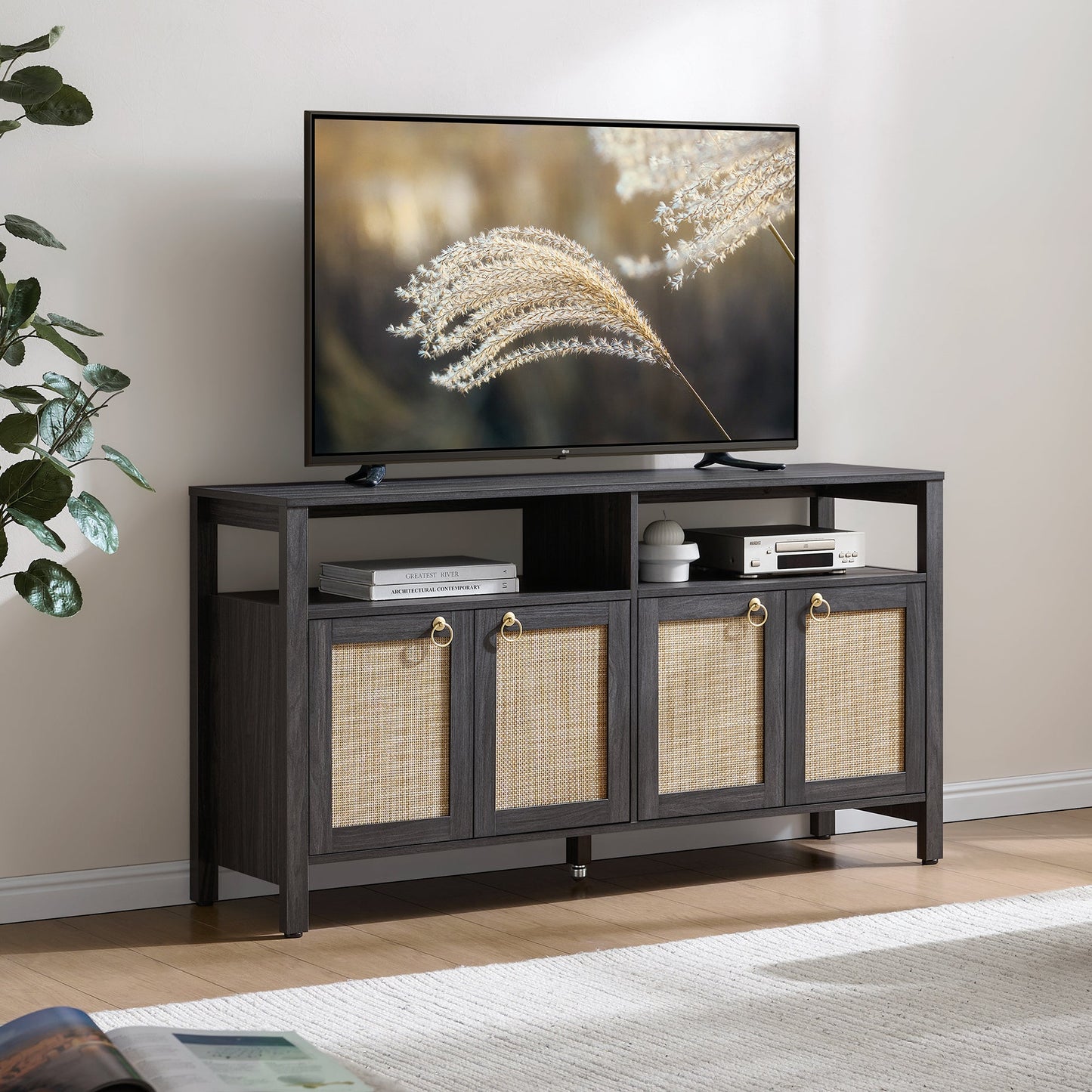 Meuble TV en rotin SICOTAS pour téléviseurs de 65 pouces, centre de divertissement de 29,5 pouces de hauteur avec 4 portes et étagères réglables, meuble console multimédia Boho avec rangement et étagères ouvertes pour salon, chêne blanc crème-WM