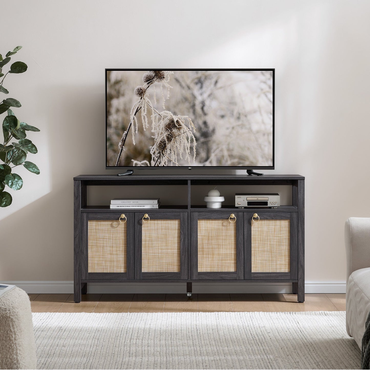 Meuble TV en rotin SICOTAS pour téléviseurs de 65 pouces, centre de divertissement de 29,5 pouces de hauteur avec 4 portes et étagères réglables, meuble console multimédia Boho avec rangement et étagères ouvertes pour salon, chêne blanc crème-WM