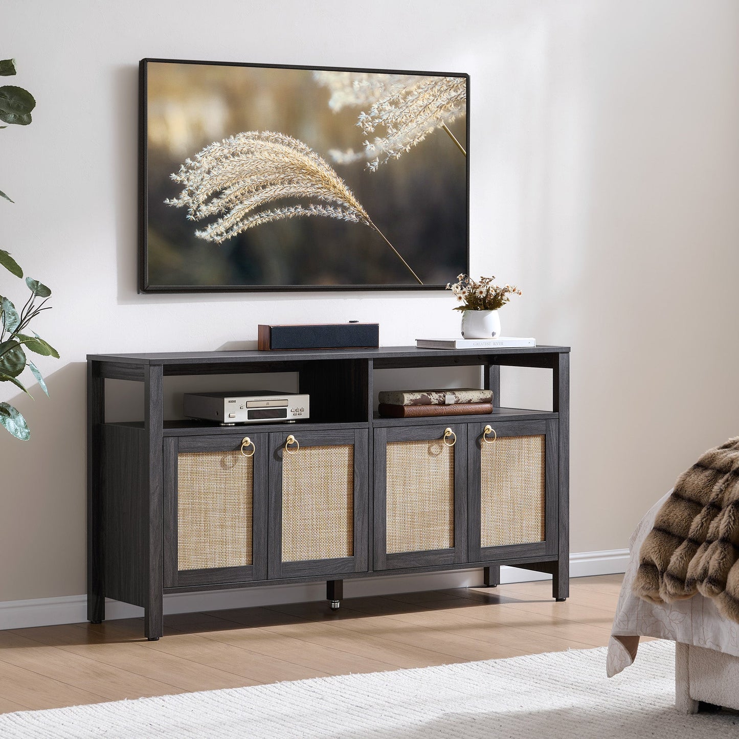 Meuble TV en rotin SICOTAS pour téléviseurs de 65 pouces, centre de divertissement de 29,5 pouces de hauteur avec 4 portes et étagères réglables, meuble console multimédia Boho avec rangement et étagères ouvertes pour salon, chêne blanc crème-WM